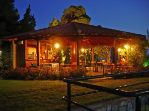 Pool Bar des Hotels Lily Ann Beach bei Abendstimmung